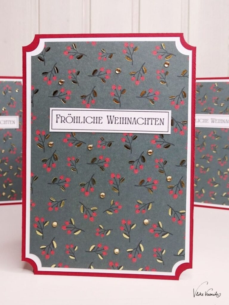 Einfache Weihnachtskarte in klassischen Rot-Grün-Tönen mit Fröhliche-Weihnachten-Schriftzug.