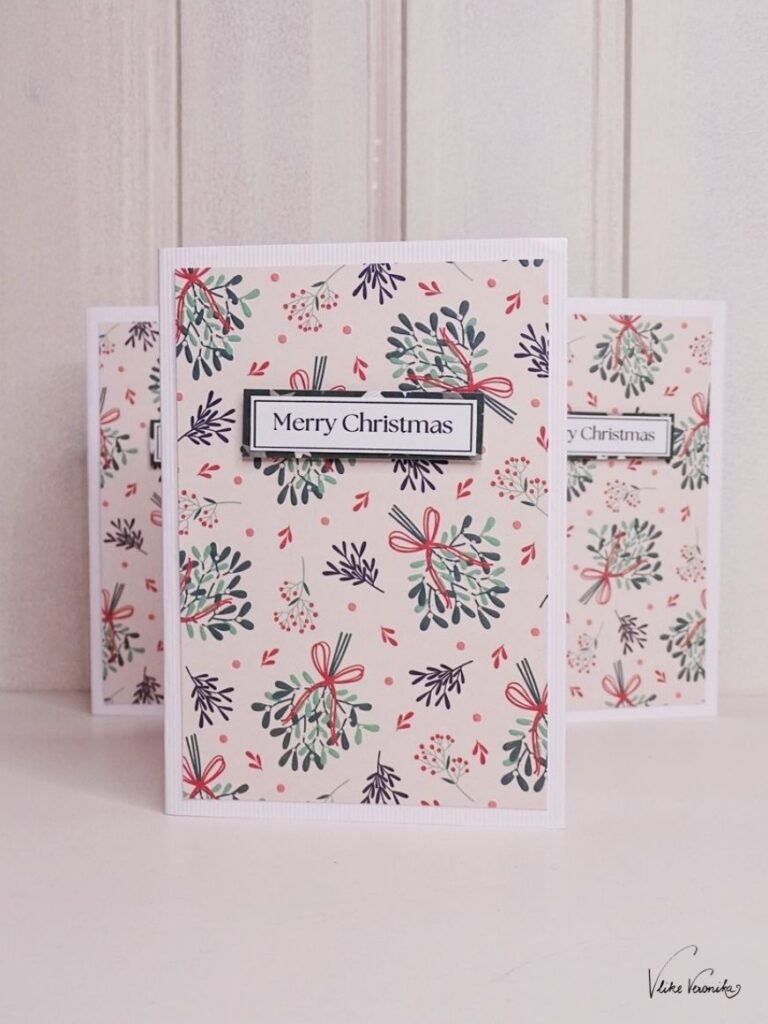 Schlichte Weihnachtskarte mit Mistelzweig-Motiv. Bastle sie dir nach dieser Anleitung selbst.