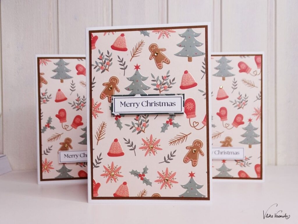 Merry Christmas Weihnachtskarte mit Gingerbread Man, Mützen und Tannenbäumen.