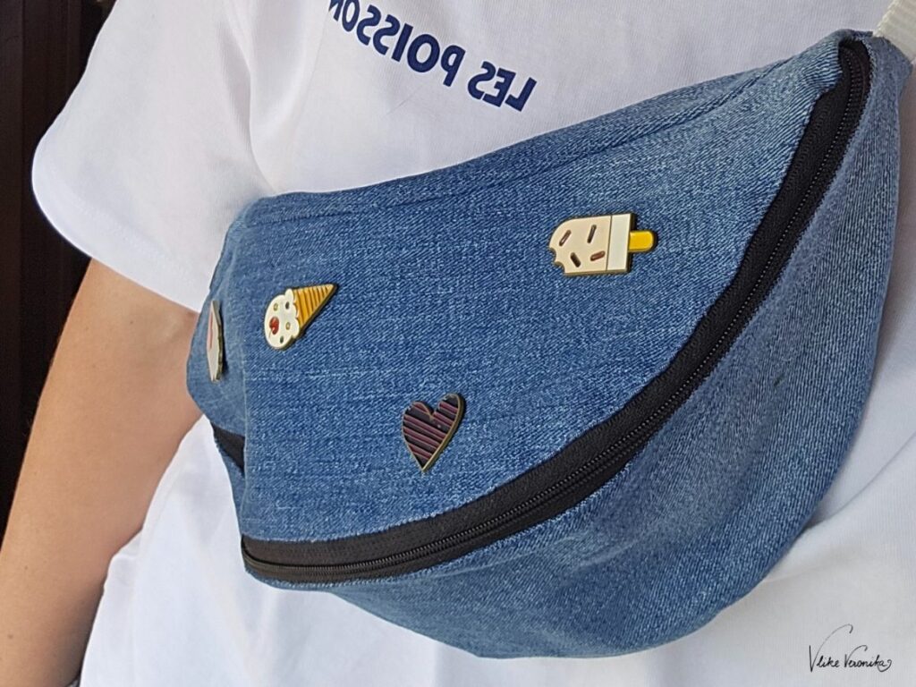 Upcycle deine alten zerrissenen Jeans zu neuen Accessoires wie dieser Bauchtasche.