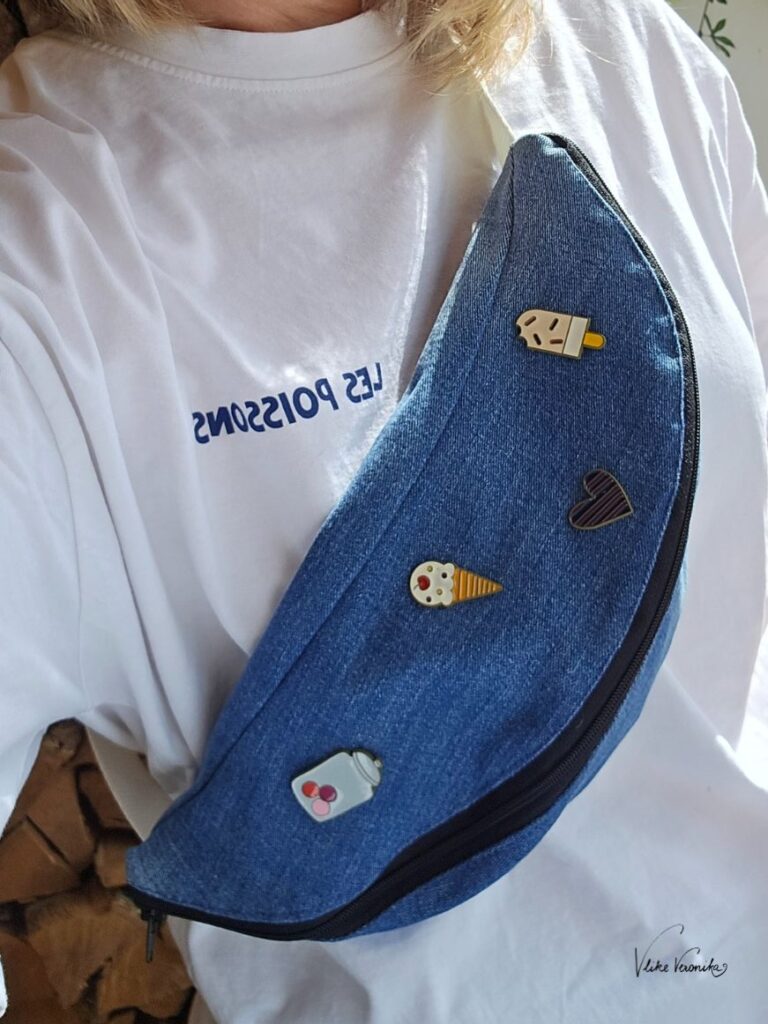 Deine Bauchtasche aus alten Jeans kannst du mit Bügelpatches oder Pins individualisieren.