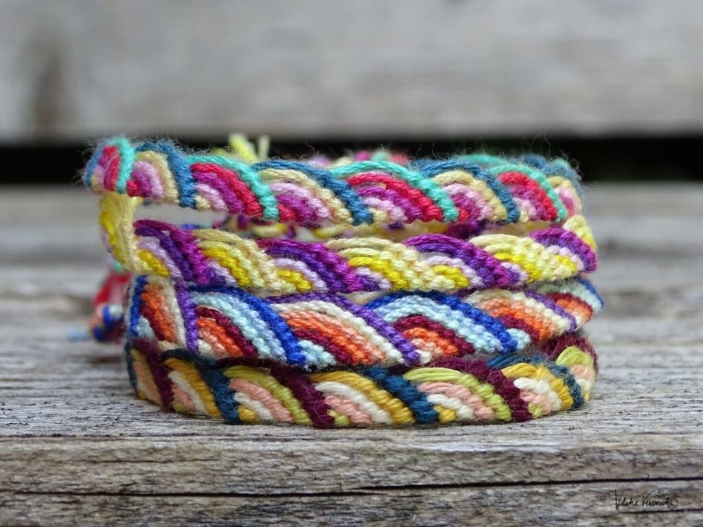 Beginnerfreundliche Knüpfanleitung für das einfache Muster Regenbogenhälften.