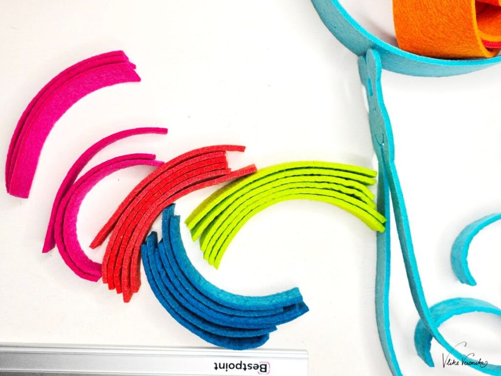 Schneide die Filzstücke in Streifen, bevor du sie zu einer Ketten-Girlande zusammenklebst.