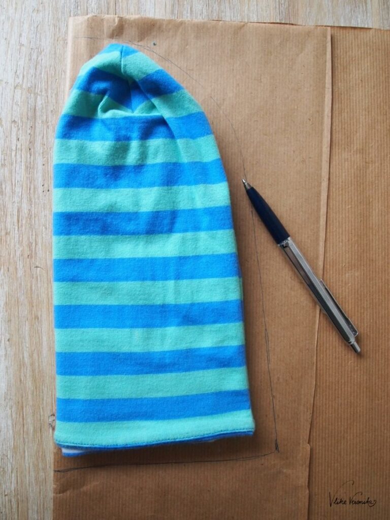 Am einfachsten ist es, wenn du eine Beanie zur Hand hast. Ich habe den Schnitt der Kinder-Beanie einfach um einen Zentimeter vergrößert, um eine Erwachsenen-Beanie daraus zu machen.