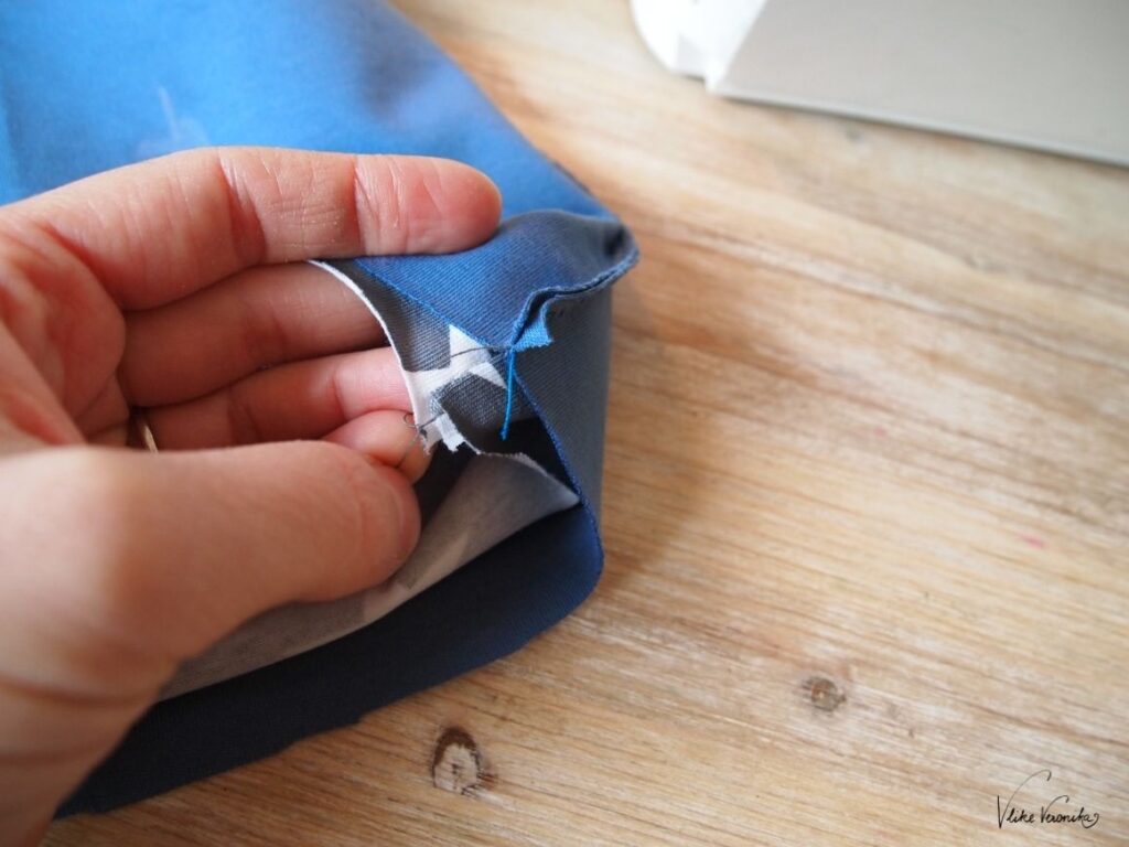 Lege die unteren Kanten der beiden Beanie-Stoffteile ganz genau aufeinander.