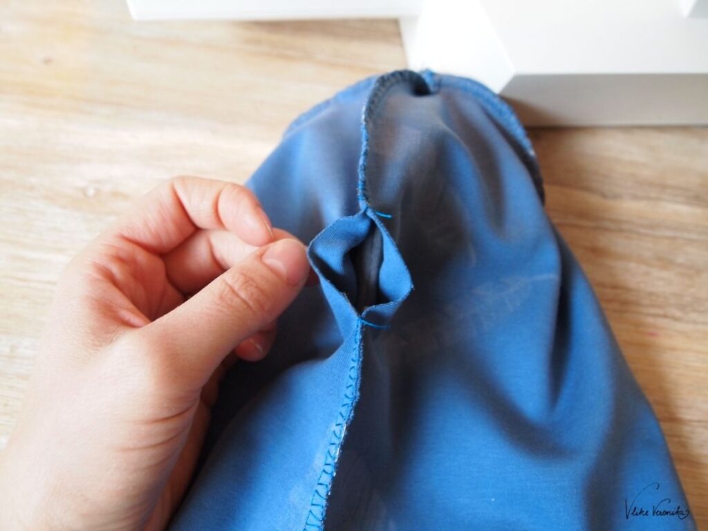 Durch die Wendeöffnung kannst du die selbst genähte Beanie von der linken auf die rechte Stoffseite wenden.
