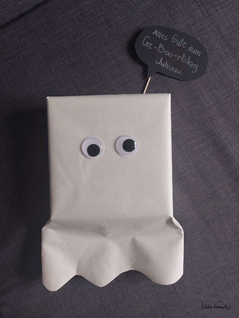 Wenn Halloween und Geburtstag auf denselben Tag fallen, ruft das nach besonderer Geschenkverpackung.