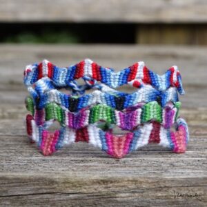 Das Rick-Rack-Muster verläuft in Wellen. Es ist ein beginnerfreundliches Knüpfmuster.