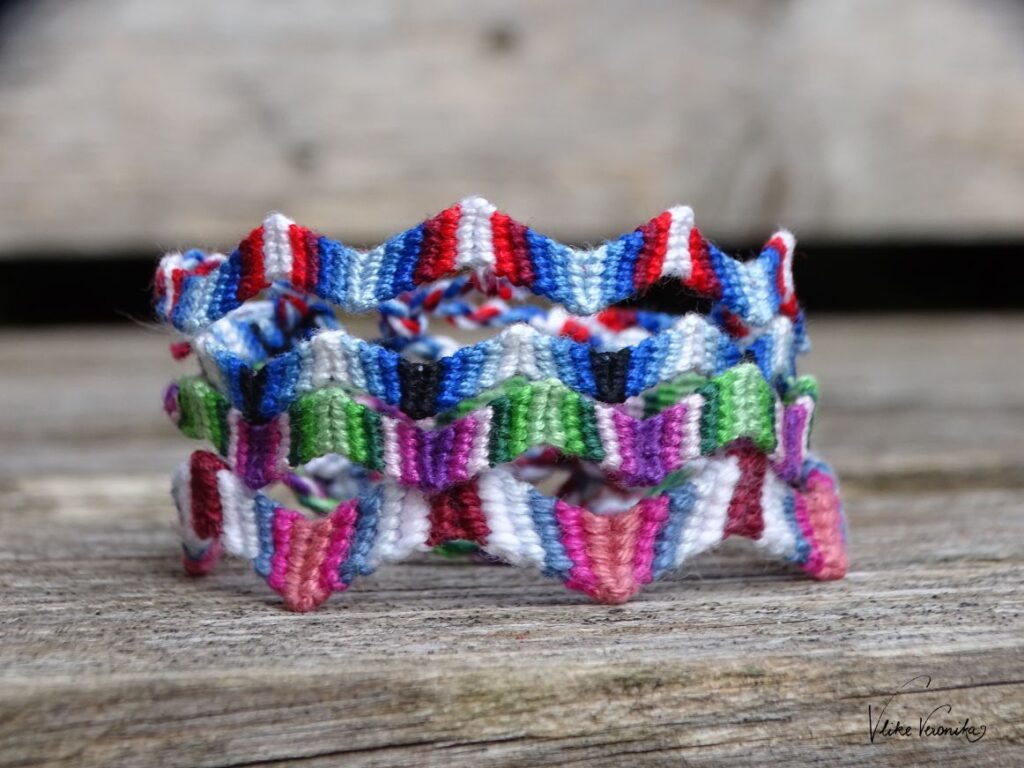 Das einfache Freundschaftsband Rick-Rack verläuft zick-zack-förmig am Handgelenk.