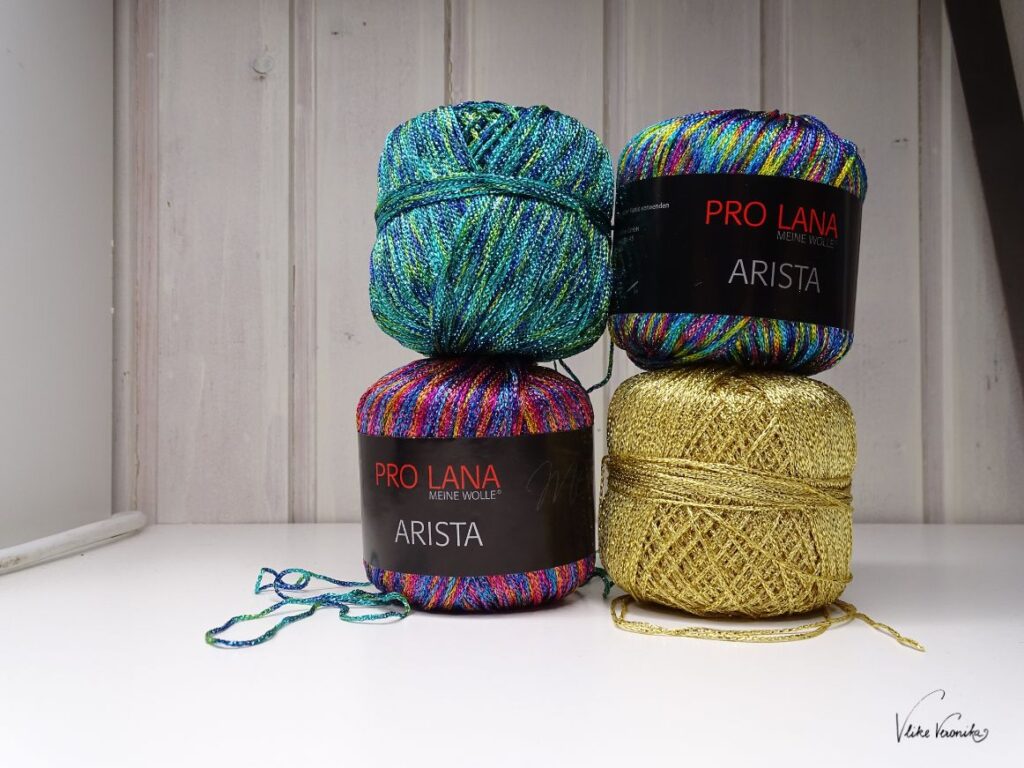 Das Häkelgarn Prolana von Arista ist ein tolles, glitzerndes Garn, mit dem man knüpfen kann.