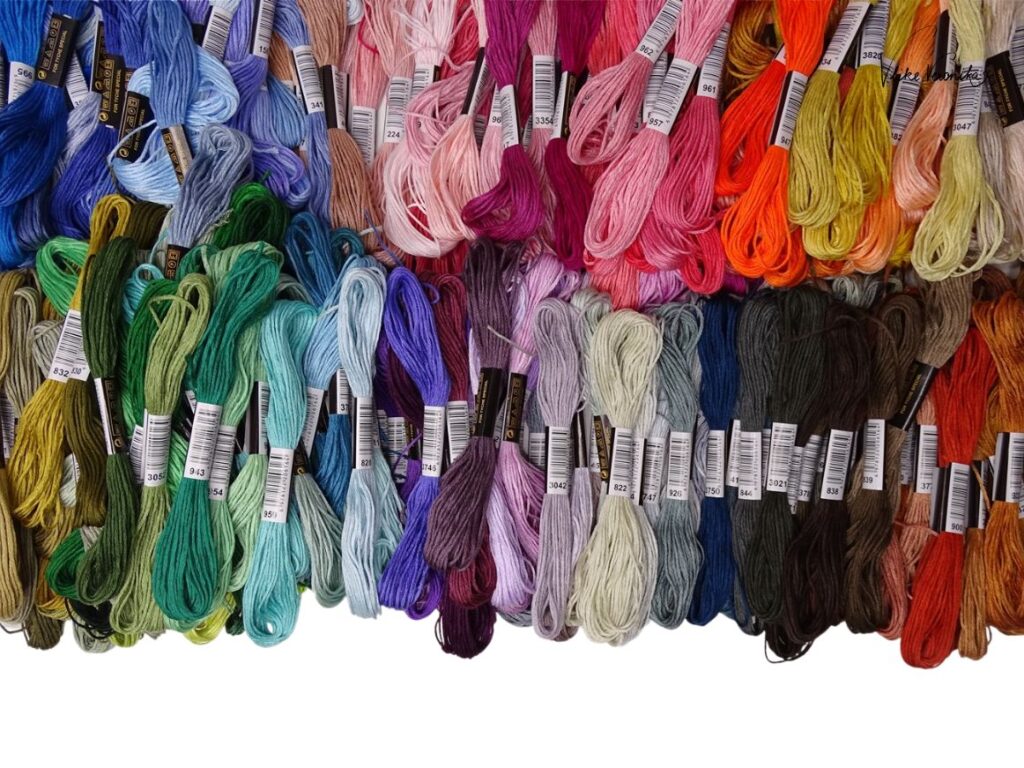 No-name-Polyesterstickgarn ist günstig und gut fürs Knüpfen von Freundschaftsbändern.