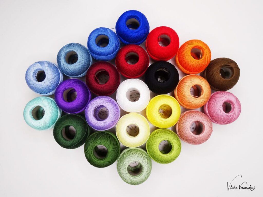 Das feine Häkelgarn Elisa in Stärke 5 ist perfekt zum Knüpfen von Freundschaftsarmbändern.