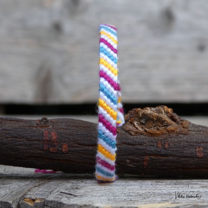 Hol dir die Anleitung für geknüpfte Armbänder mit dem Linienmuster.