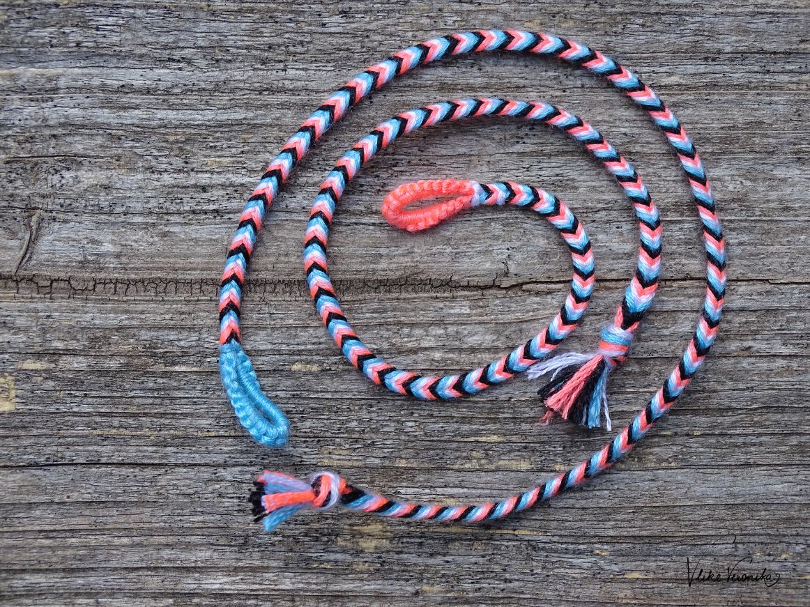 Das Fischgrätenmuster ist leicht zu flechten. Du kannst dir einen Zopf oder auch Armbänder damit flechten.