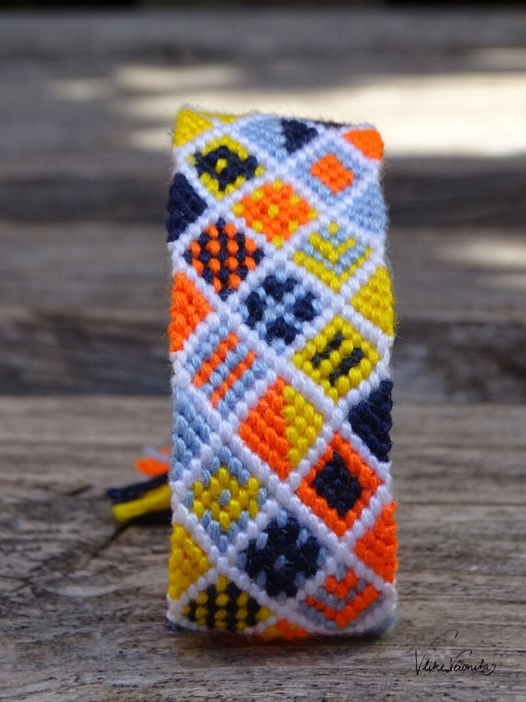 geknüpftes Patchworkmuster in Gelb, Orange und Blau