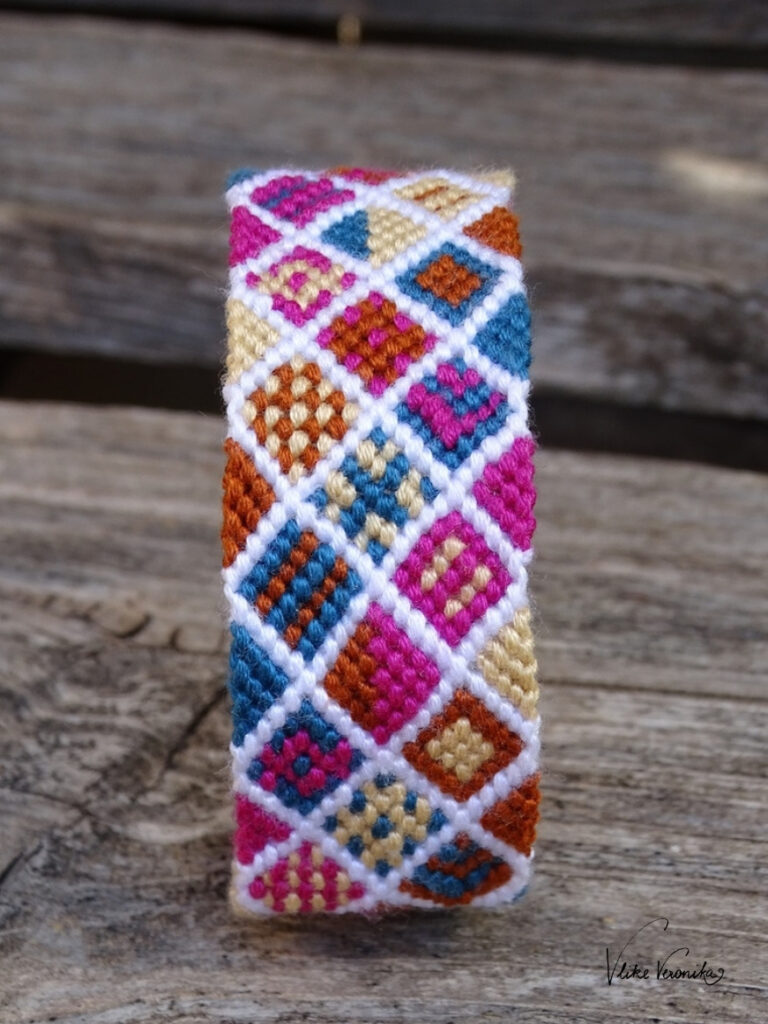 geknüpftes Patchworkmuster in Petrol, Ocker, Beige und Magenta
