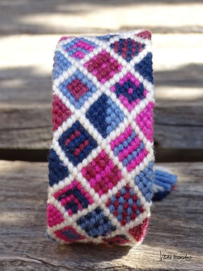 geknüpftes Patchworkmuster in Hellblau, Dunkelblau, Magenta und Rot